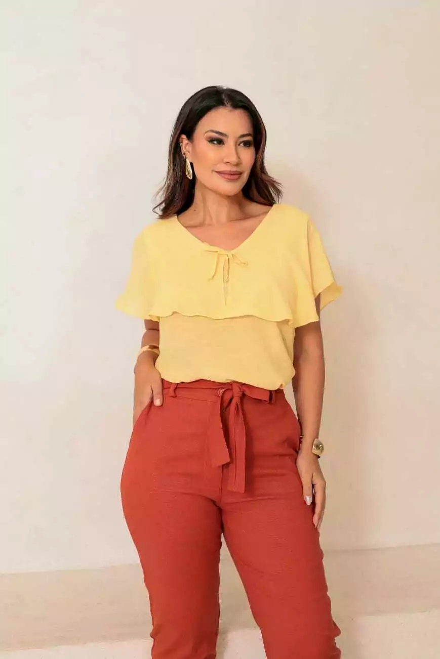 Blusa amarela fluida